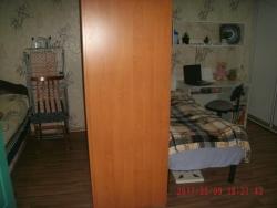 комнату разделяет шкаф, за ним(слева) 2-ух спальная кровать